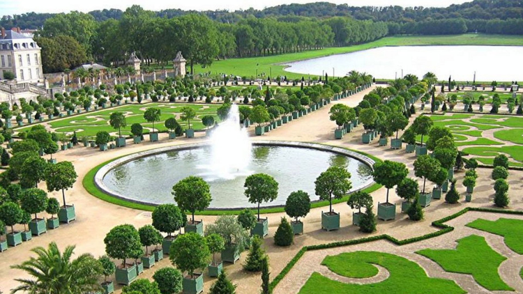 building-chateau-fountain-france-french-garden-palace Paris' most famous garden and its legend of the ghostly red man
