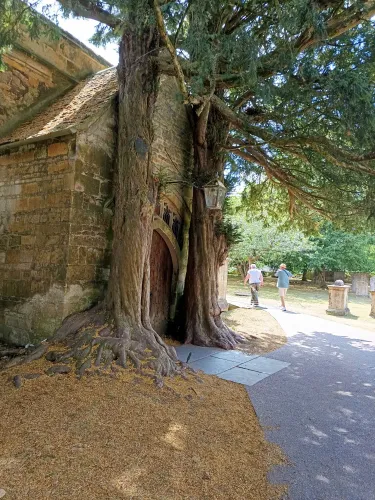 img_20250707_1454362831613351917118700-1 The fairytale Tolkien Gate in Stow-on-the-Wold