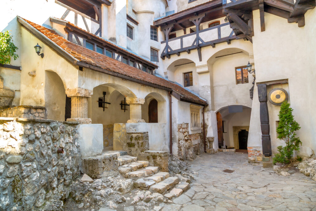 courtyard-dracula-castle-bran-romania-1024x683 The secret is out: the mysterious tunnels of Dracula's castle