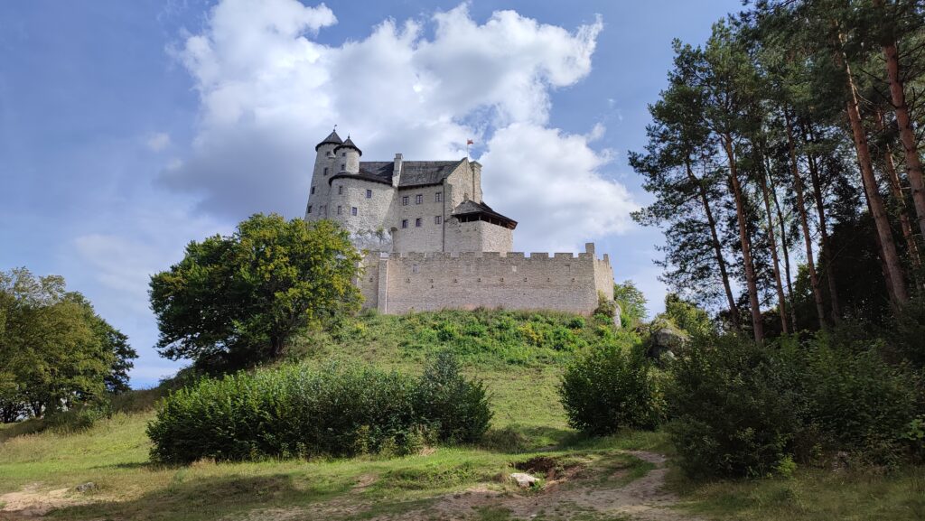 white-bobolice-castle-poland-1-1024x577 The mysterious legends of Bobolice Castle: A treasure beyond time