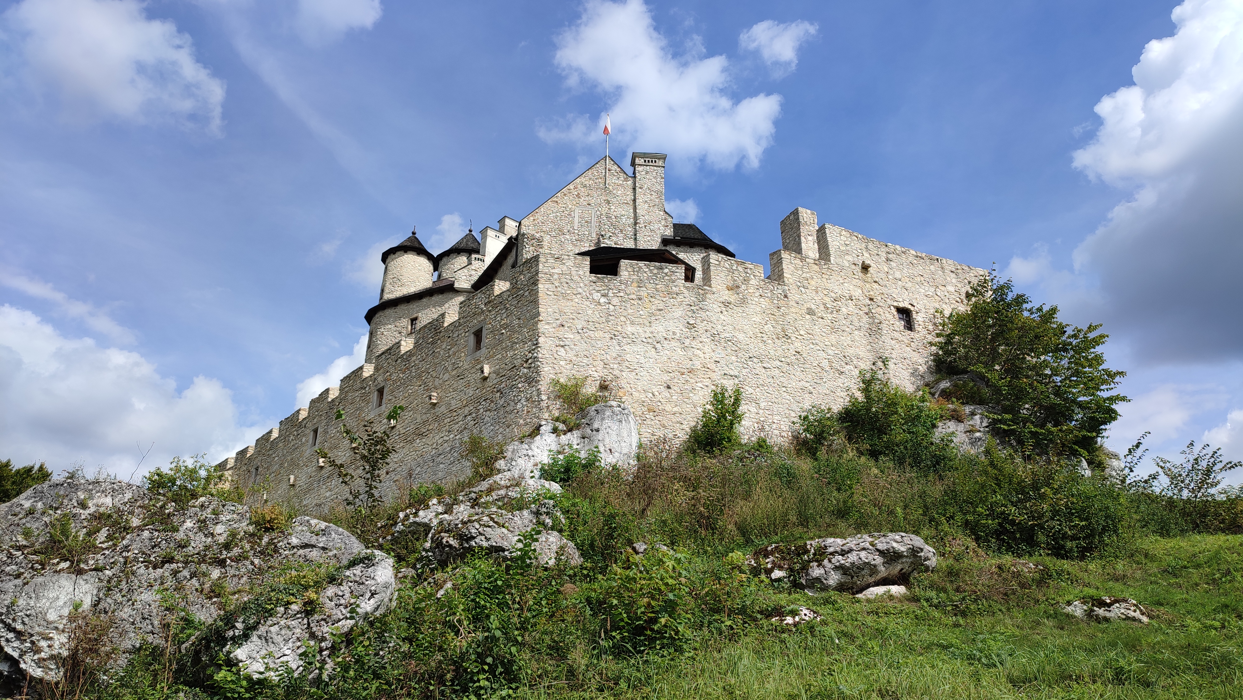 white-bobolice-castle-poland-2 The mysterious legends of Bobolice Castle: A treasure beyond time