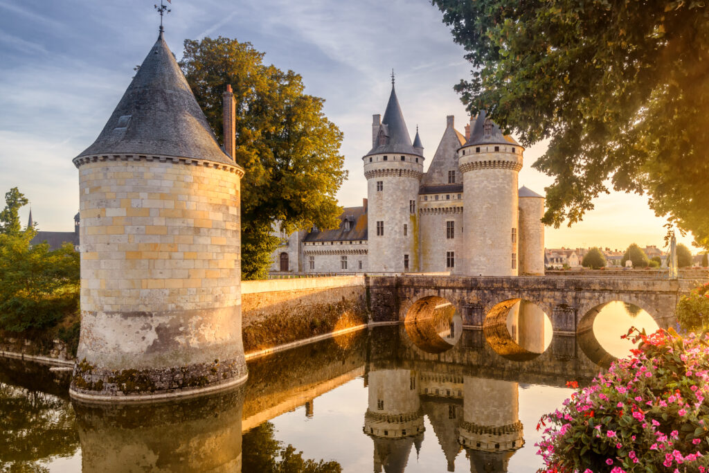 castle-chateau-sullysurloire-sunset-france-1024x683 Unveiling the secrets: the enigmatic legend of the Château de Sully-sur-Loire