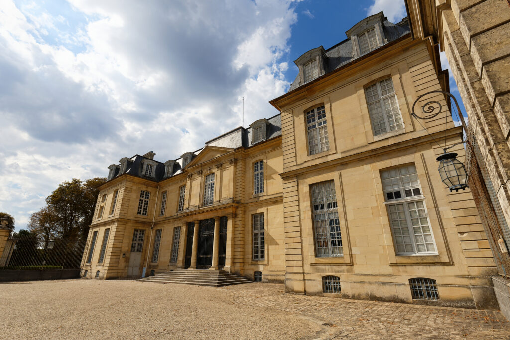 view-chateau-de-champs-champssurmarne-france-8-1024x683 The mysterious treasure of Champs-sur-Marne: a hidden fortune waiting to be discovered