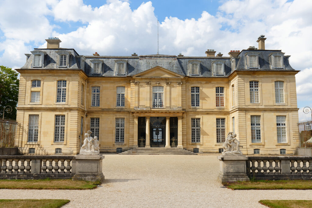 view-chateau-de-champs-champssurmarne-france-9-1024x683 The mysterious treasure of Champs-sur-Marne: a hidden fortune waiting to be discovered