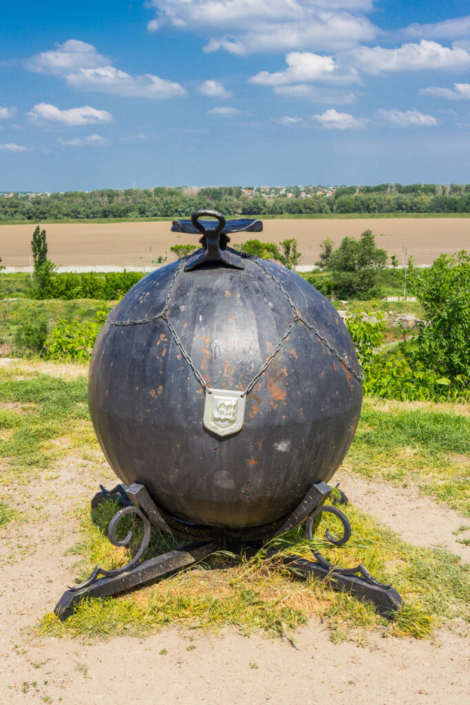 bender-transnistria-fortress-tighina-transnistria-self-governing-territory-recognised-by-united-nations-baron-munchausen-cannonball-monument-1-683x1024 Münchhausen: The baron who made history on the back of a cannonball