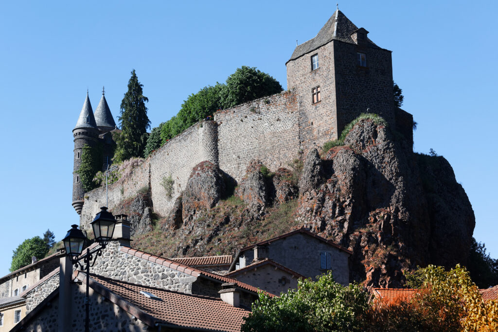 located-heart-auvergne-volcanoes-1000yearold-sailhant-castle-towers-spectacular-rocky-outcrop-1024x683 The mysterious Château du Sailhant: Cursed treasures and hidden chambers