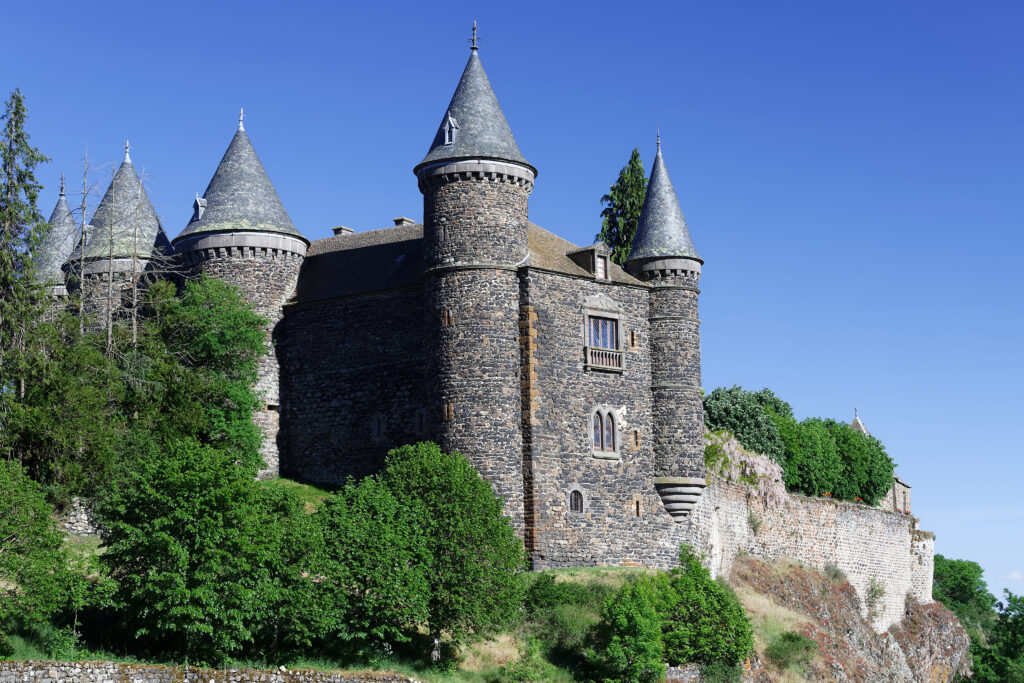 located-heart-auvergne-volcanoes-1000yearold-sailhant-castle-towers-spectacular-rocky-outcrop-4-1024x683 The mysterious Château du Sailhant: Cursed treasures and hidden chambers