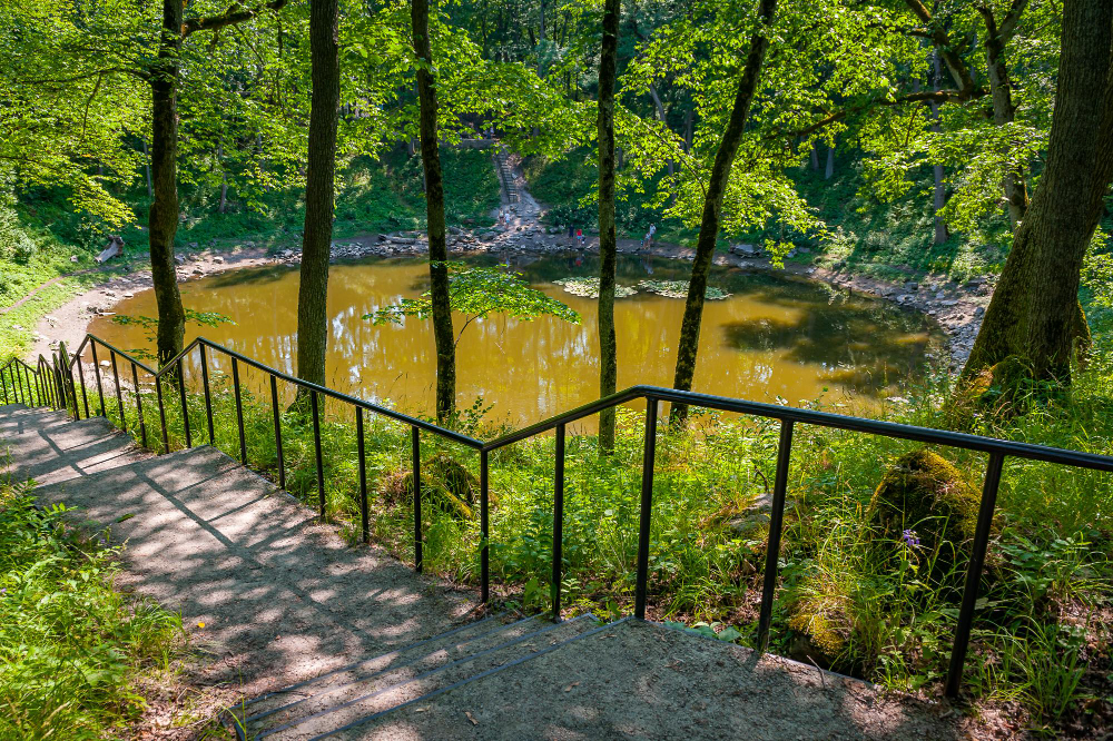 900 Myth and Science: The Mystery of the Kaali Meteorite Craters on Saaremaa