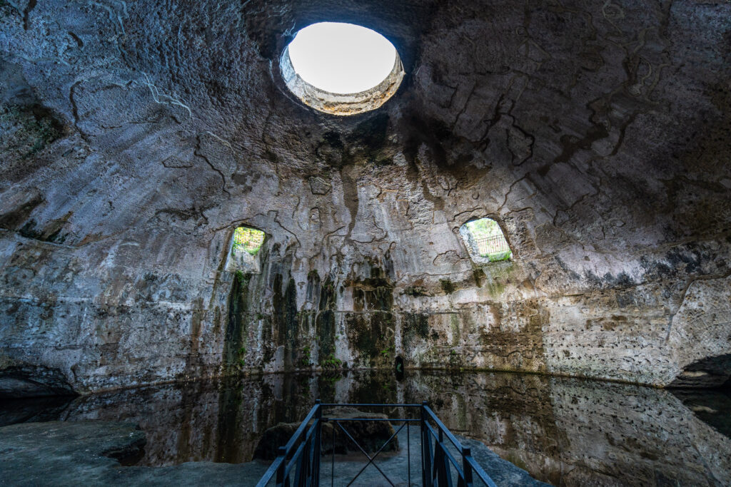 big-dome-so-called-temple-mercury-baiae-archaeology-park-which-was-thermal-bath-roman-period-naples-italy-1024x683 The myth of the sunken city: The secret of Baiae, the luxurious metropolis of the Romans