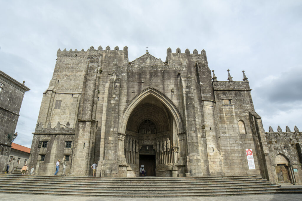 facade-cathedral-saint-mary-tui-pontevedra-1024x683 The magic of the Miño Bridge: a myth that continues to fascinate romantics to this day