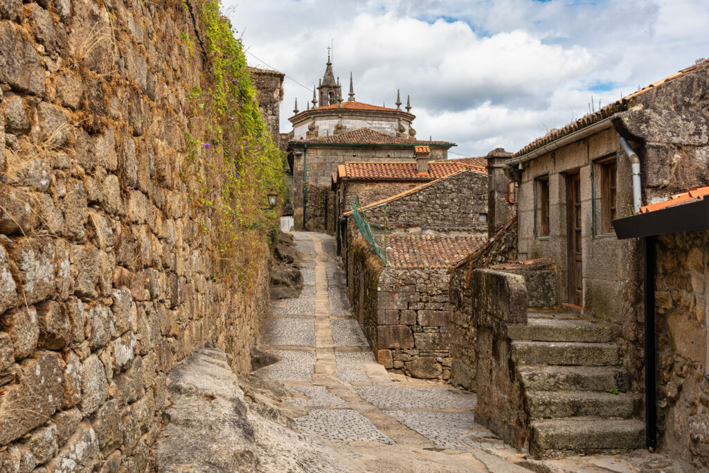 old-cobbled-alleys-through-which-pilgrims-camino-de-santiago-pass-as-they-pass-through-tui-pontevedra-1024x683 The magic of the Miño Bridge: a myth that continues to fascinate romantics to this day