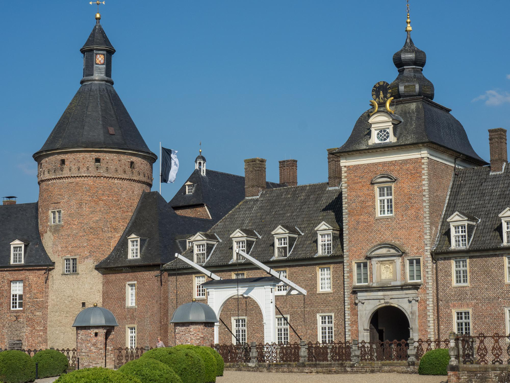 10176 Mysterious Fog and Whispering Voices: The Legend of Anholt Castle and Its Fairies