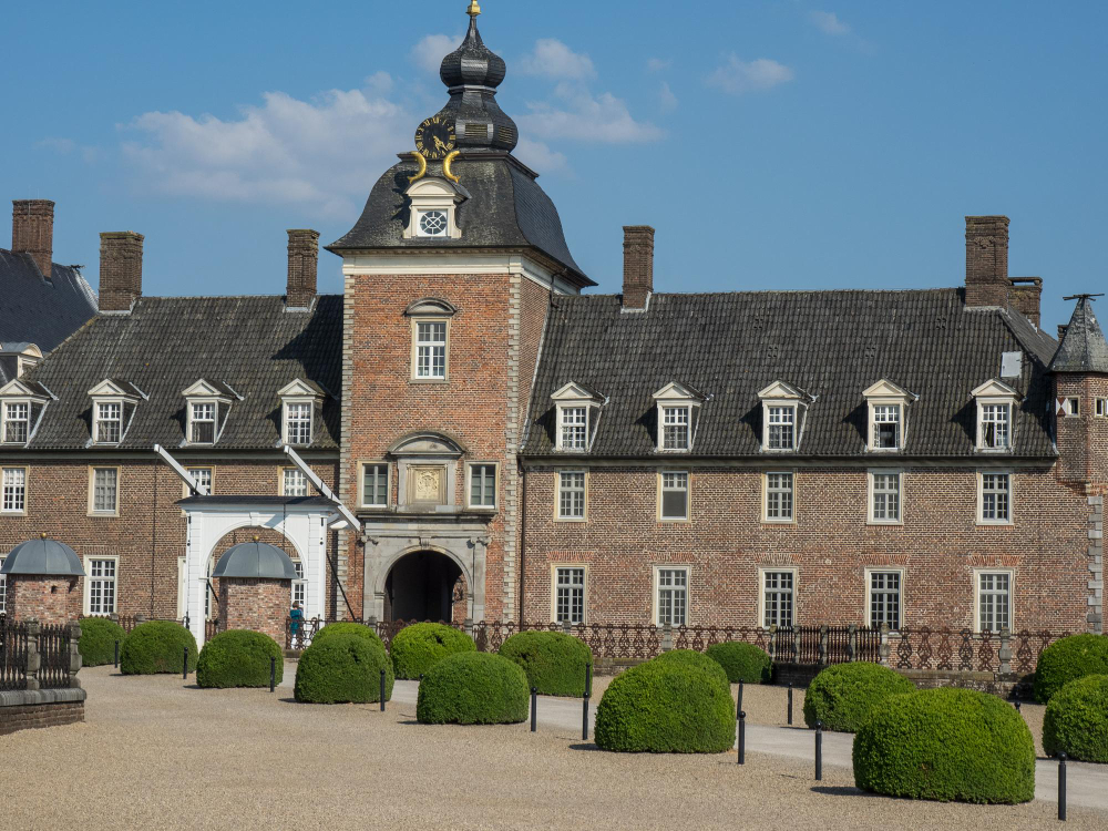 10198 Mysterious Fog and Whispering Voices: The Legend of Anholt Castle and Its Fairies