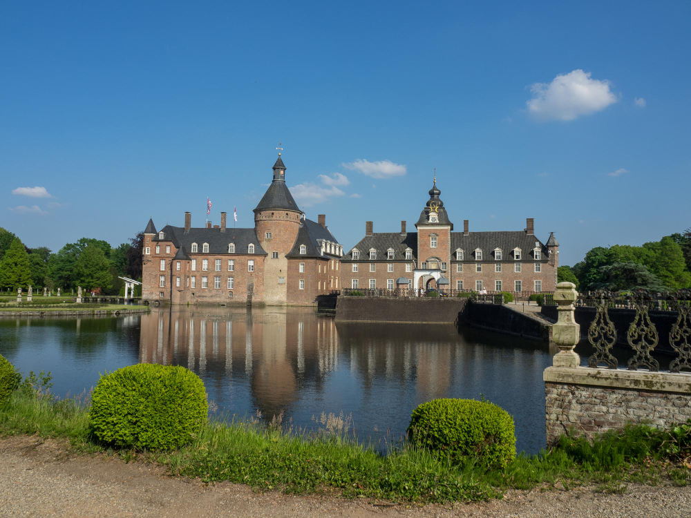 10201 Mysterious Fog and Whispering Voices: The Legend of Anholt Castle and Its Fairies