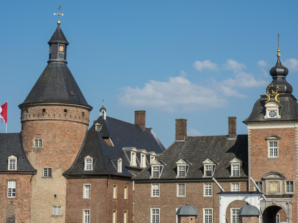 10208 Mysterious Fog and Whispering Voices: The Legend of Anholt Castle and Its Fairies