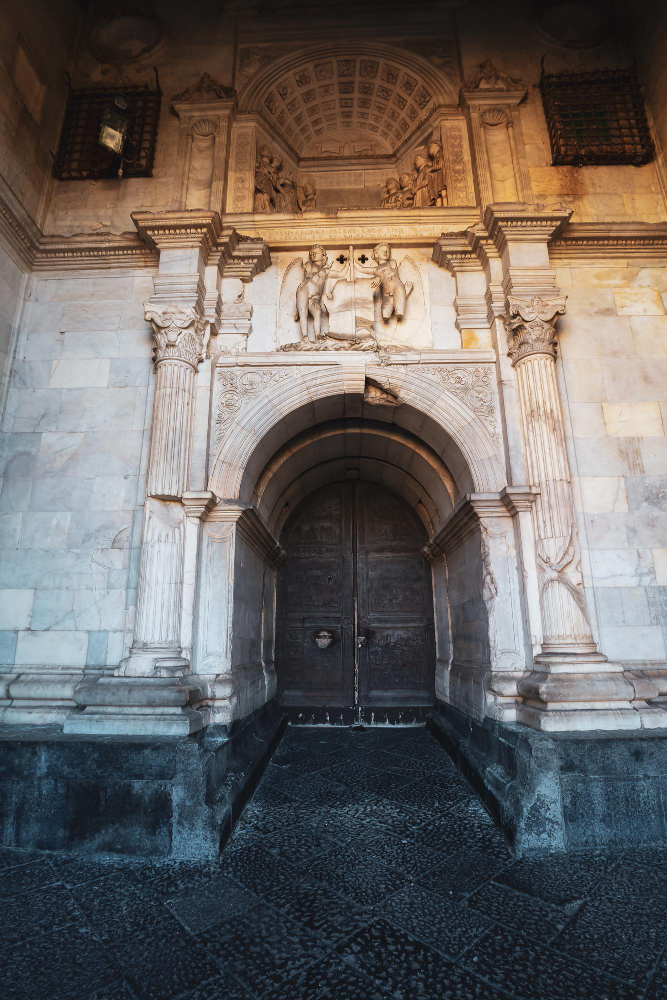 11518 Intrigue, Betrayal, and Legends: The Dark History of Castel Nuovo