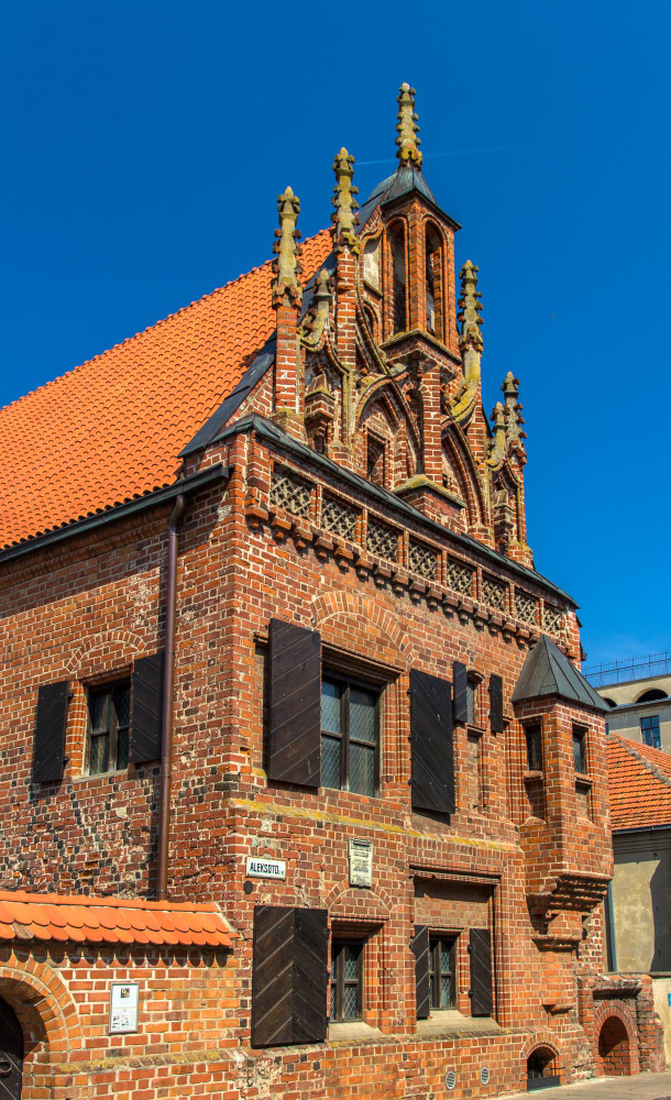 14134 The Virgin of Kaunas: How a Woman Became the Savior of a City