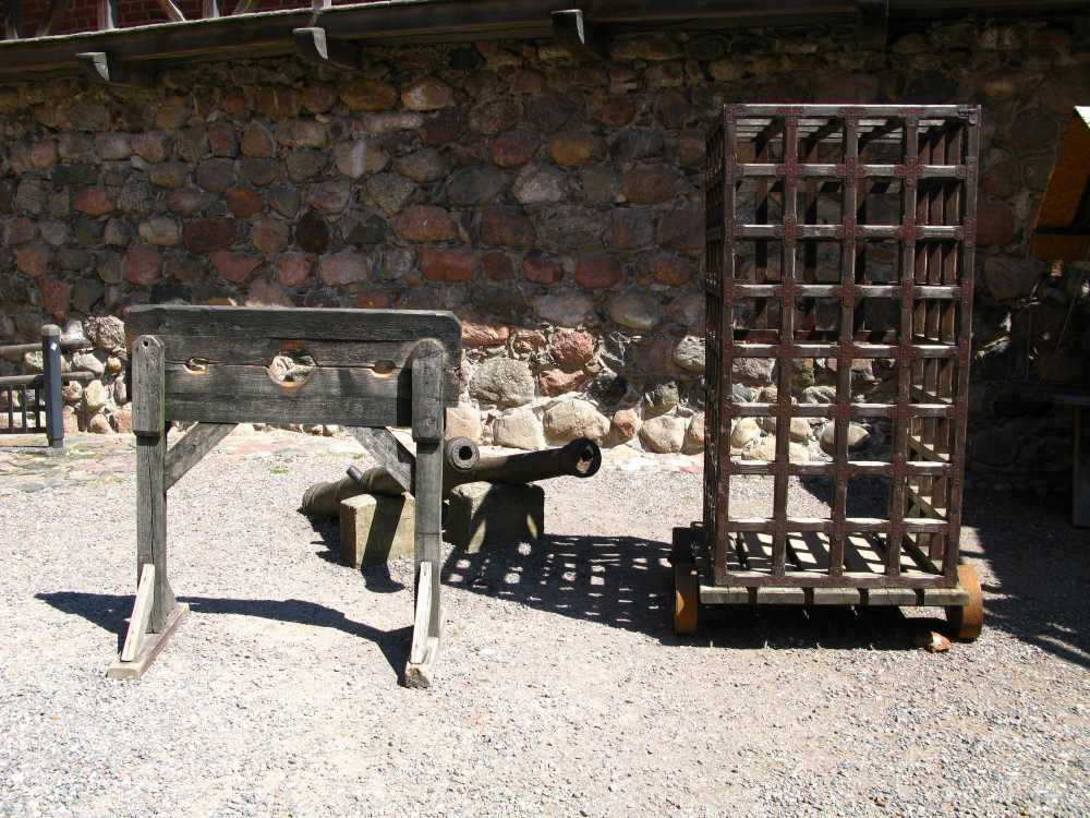 15595 Between Reality and Myth: The Mysterious History of Trakai Castle