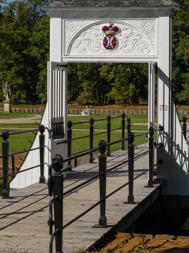 29080 Mysterious Fog and Whispering Voices: The Legend of Anholt Castle and Its Fairies