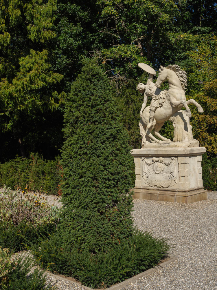 29095 Mysterious Fog and Whispering Voices: The Legend of Anholt Castle and Its Fairies