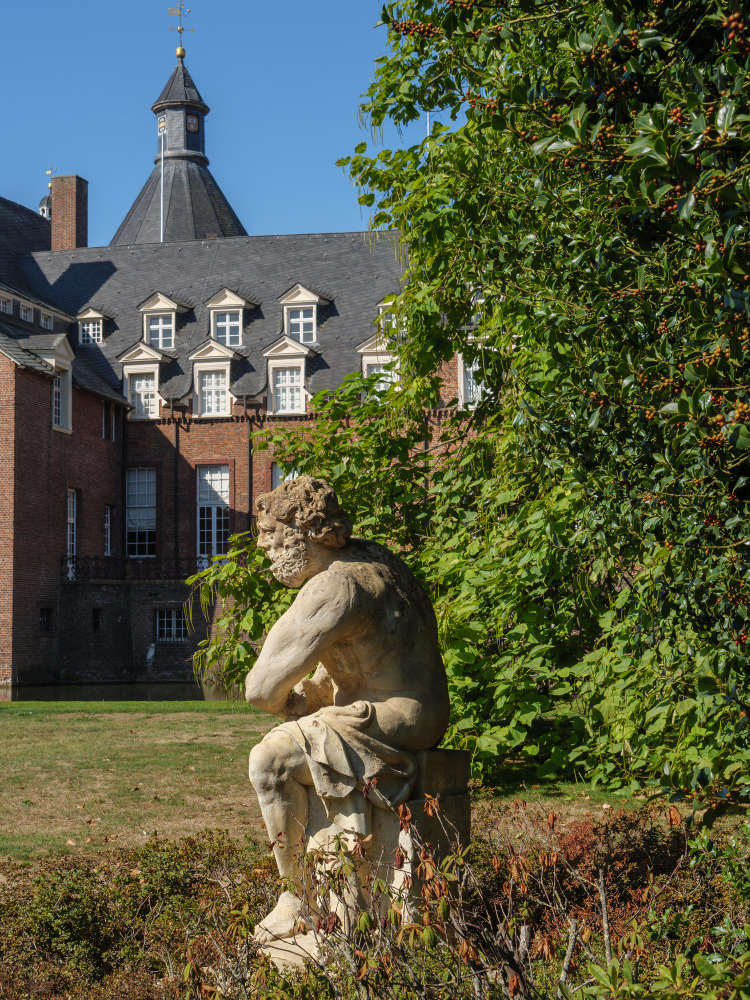 29101 Mysterious Fog and Whispering Voices: The Legend of Anholt Castle and Its Fairies
