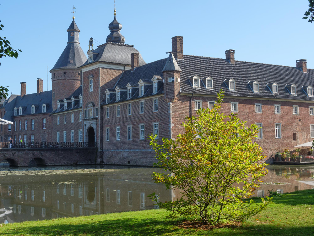 29275-1 Mysterious Fog and Whispering Voices: The Legend of Anholt Castle and Its Fairies