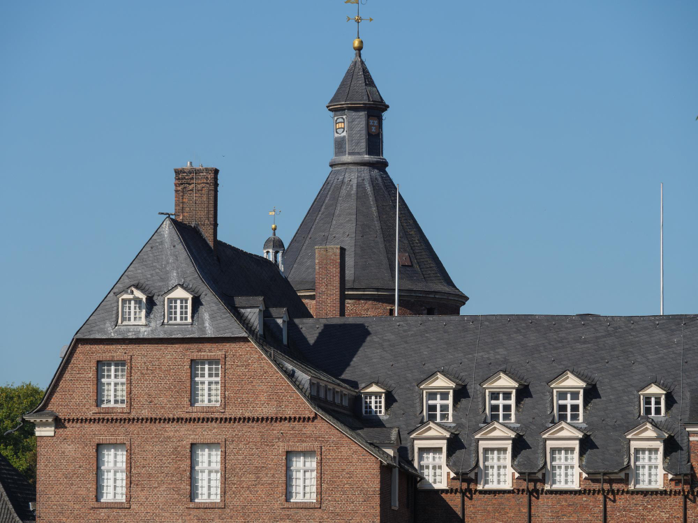 29712 Mysterious Fog and Whispering Voices: The Legend of Anholt Castle and Its Fairies