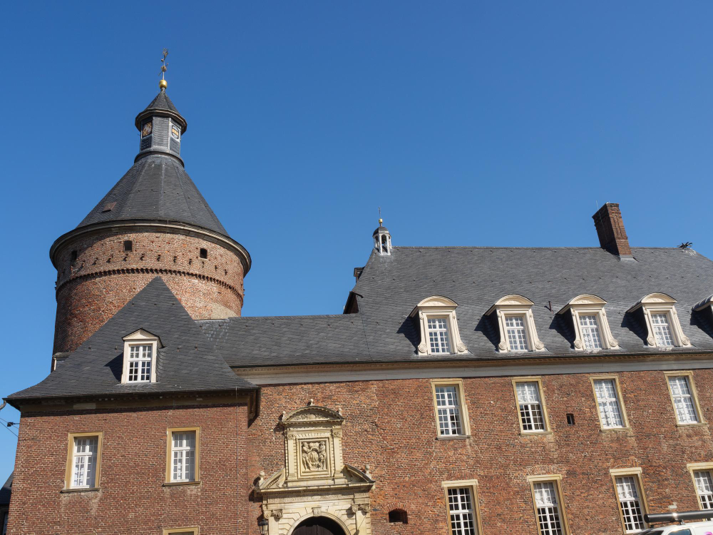 32647 Mysterious Fog and Whispering Voices: The Legend of Anholt Castle and Its Fairies