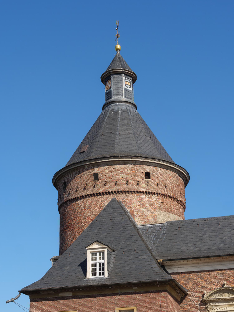 32648 Mysterious Fog and Whispering Voices: The Legend of Anholt Castle and Its Fairies