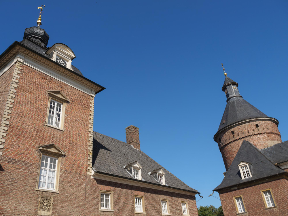 32652 Mysterious Fog and Whispering Voices: The Legend of Anholt Castle and Its Fairies