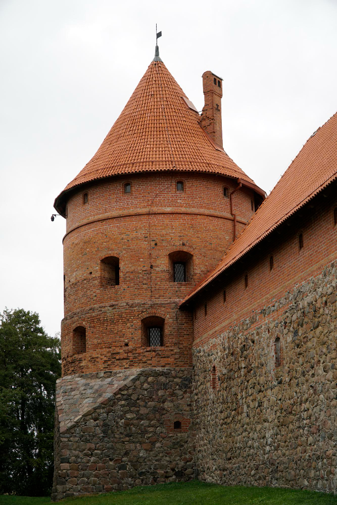 42647 Between Reality and Myth: The Mysterious History of Trakai Castle