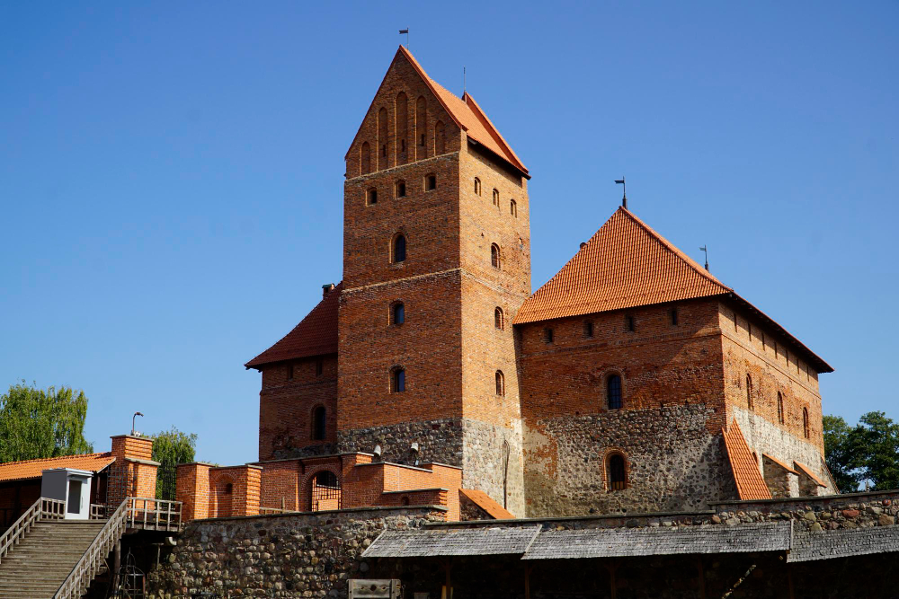 42648 Between Reality and Myth: The Mysterious History of Trakai Castle