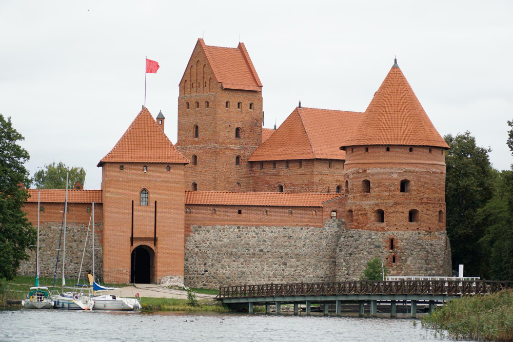 42649 Between Reality and Myth: The Mysterious History of Trakai Castle