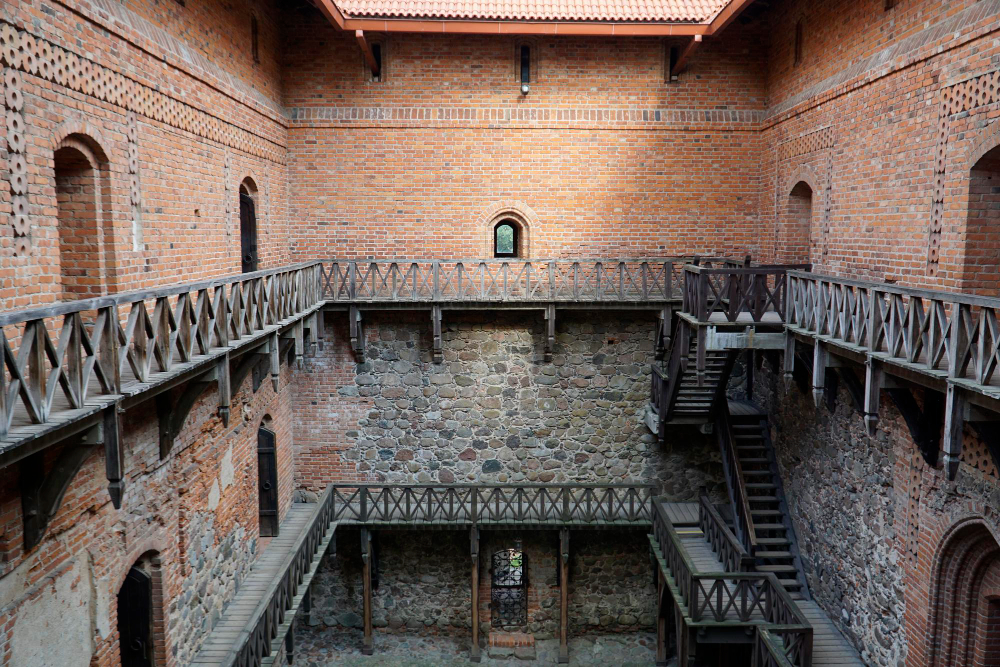 42652 Between Reality and Myth: The Mysterious History of Trakai Castle