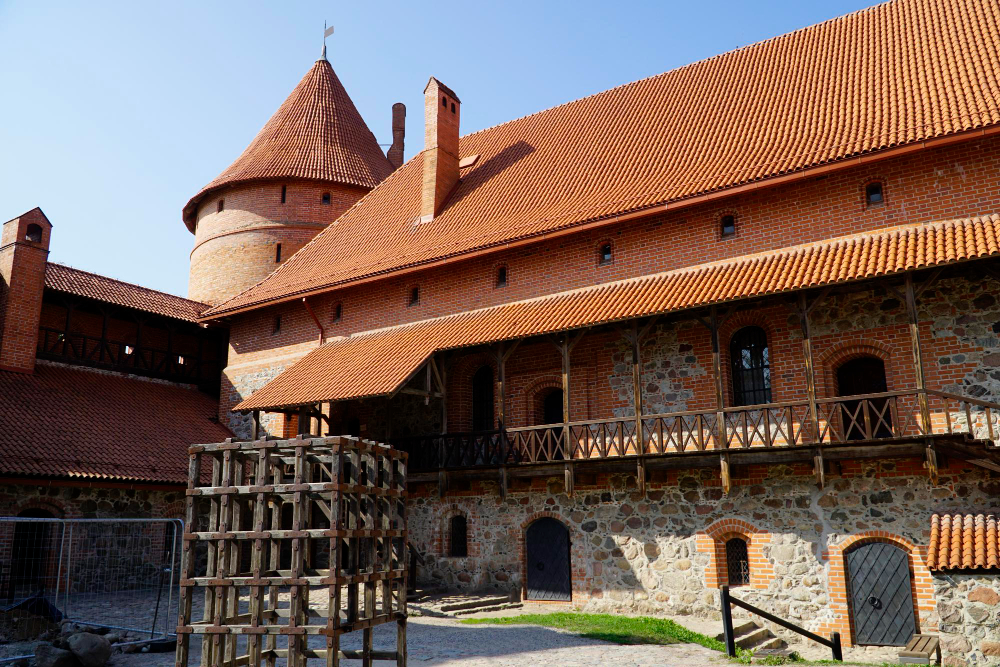 42653 Between Reality and Myth: The Mysterious History of Trakai Castle