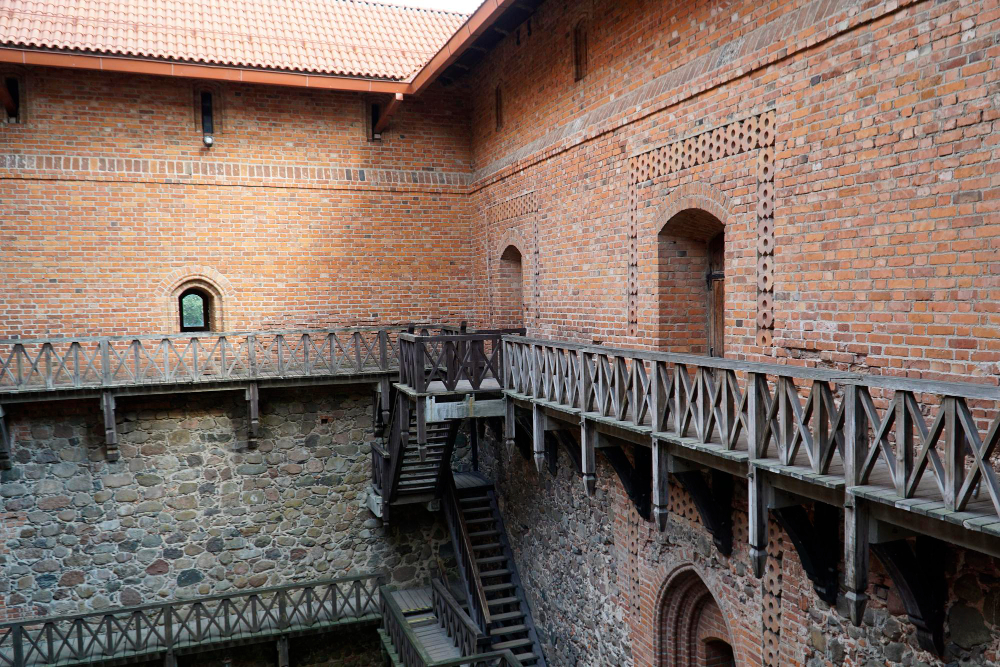 42663 Between Reality and Myth: The Mysterious History of Trakai Castle