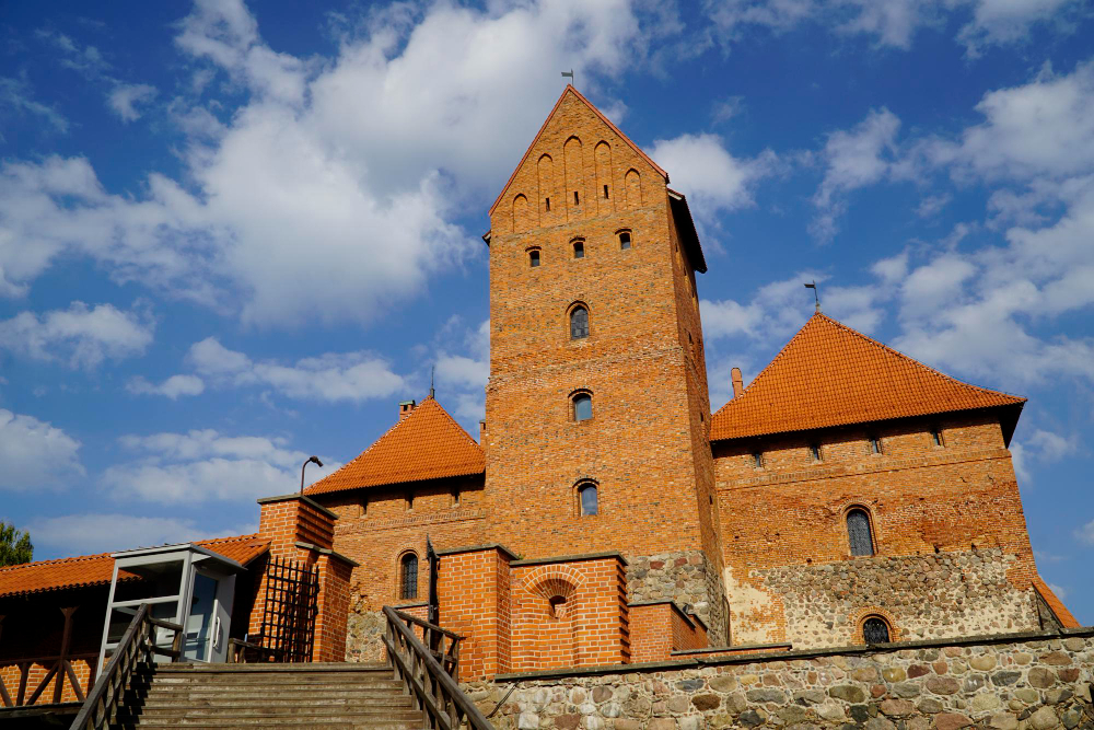 42666 Between Reality and Myth: The Mysterious History of Trakai Castle