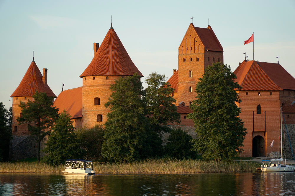 42667 Between Reality and Myth: The Mysterious History of Trakai Castle