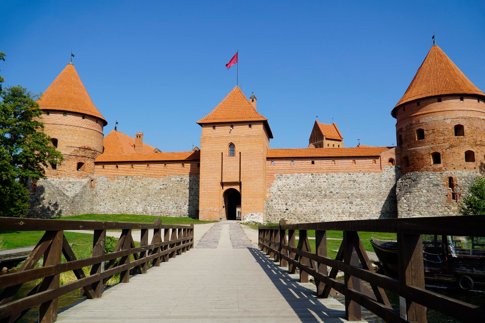 42669 Between Reality and Myth: The Mysterious History of Trakai Castle