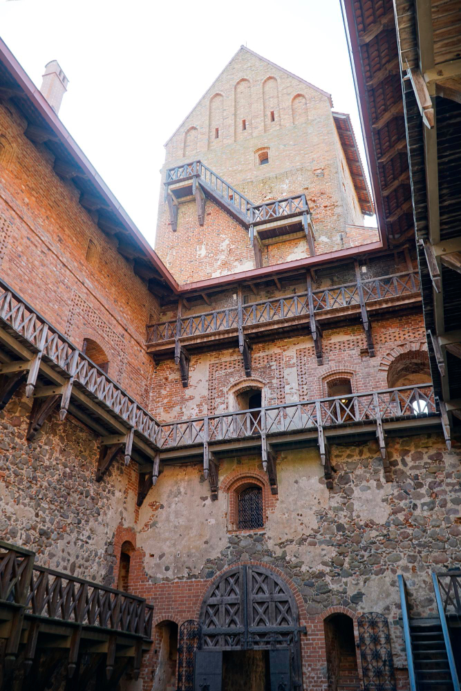 42670 Between Reality and Myth: The Mysterious History of Trakai Castle