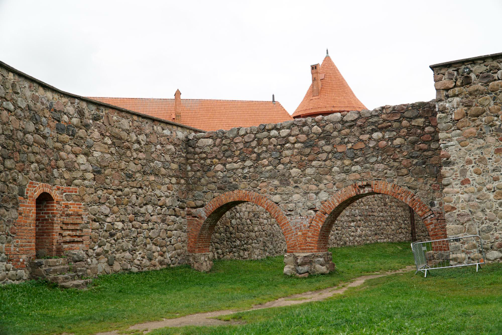 42676 Between Reality and Myth: The Mysterious History of Trakai Castle