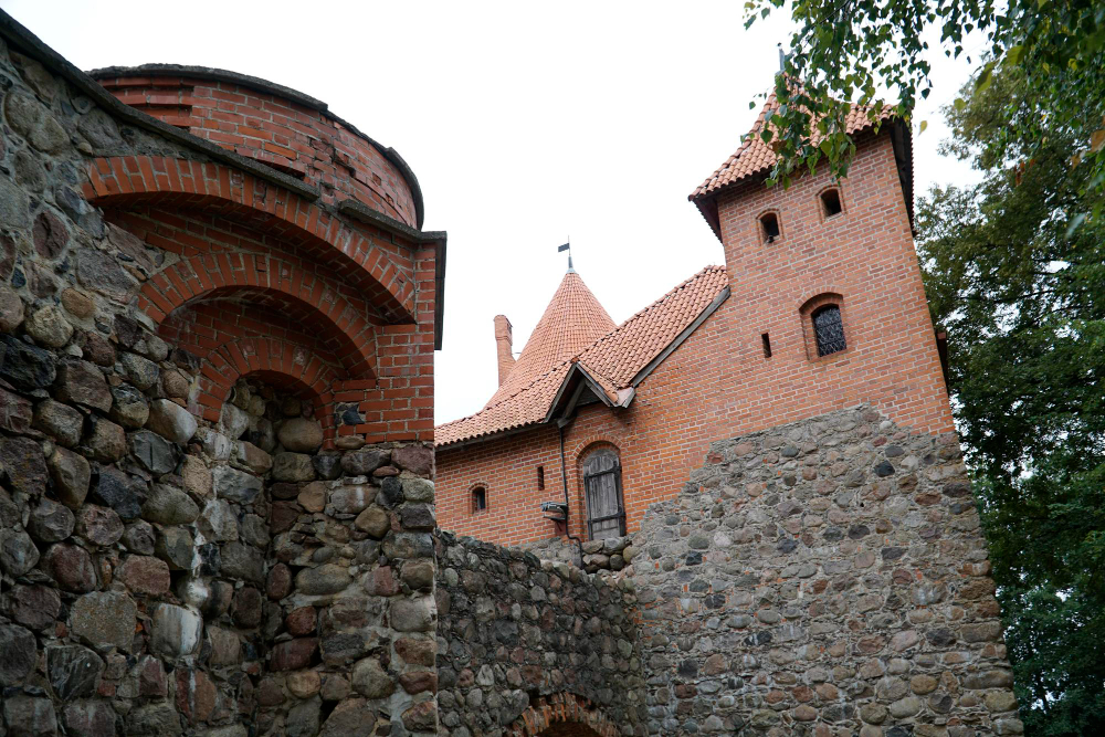 42681 Between Reality and Myth: The Mysterious History of Trakai Castle