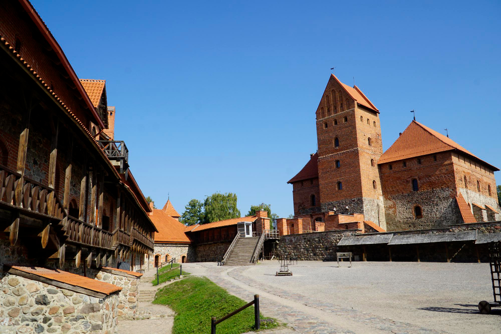 42684 Between Reality and Myth: The Mysterious History of Trakai Castle
