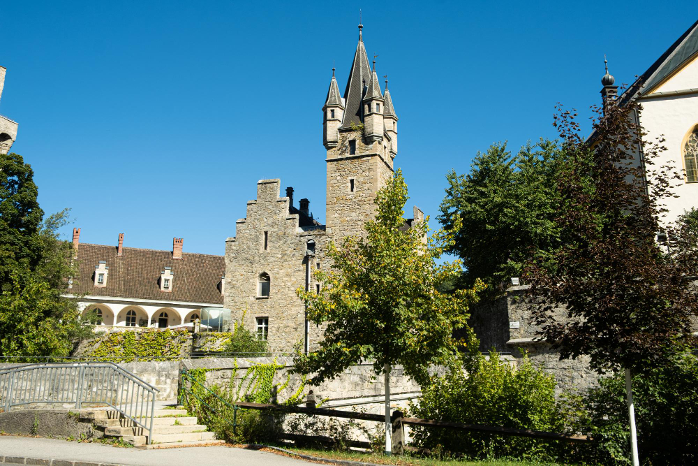 11998 A castle with a dark past – The myth surrounding Baron Rothschild and the dungeon of Waidhofen