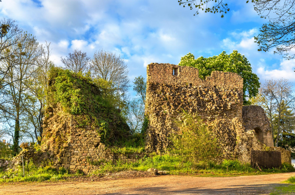 13242 The Mystery of Château de Bressuire: Legends, History and a Hidden Treasure