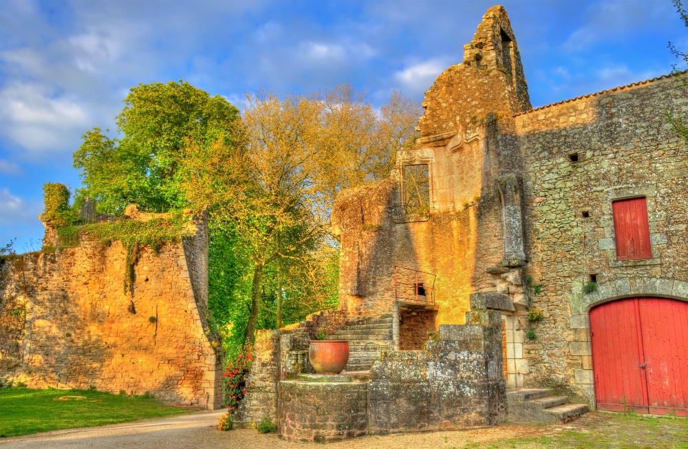 13249 The Mystery of Château de Bressuire: Legends, History and a Hidden Treasure