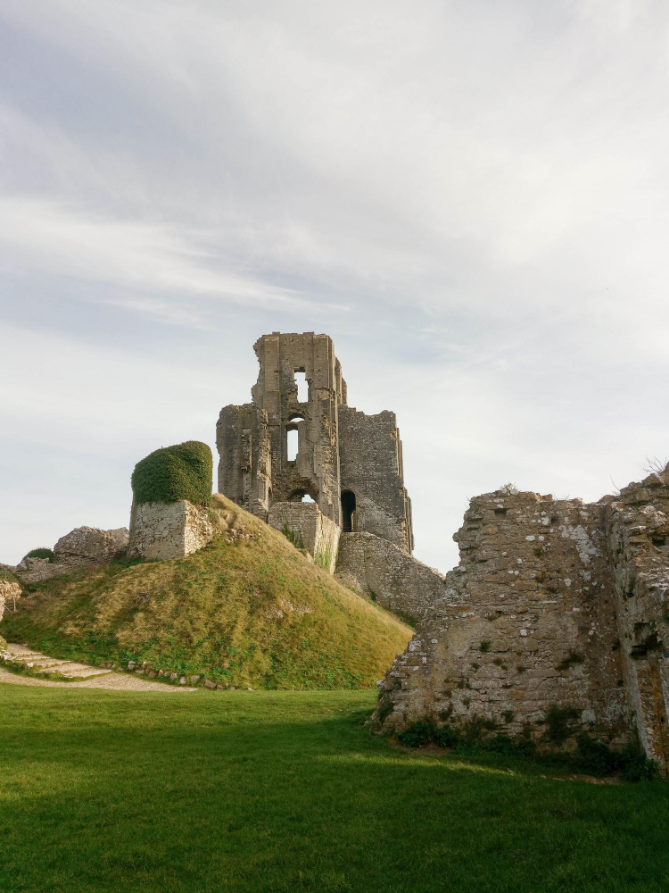 1361 Corfe Castle: The heroic defence and betrayal that made history