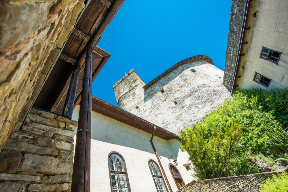 15943 The Myth of the Inca Treasure: A Mysterious Legend Surrounding Niedzica Castle on Lake Czorsztyn