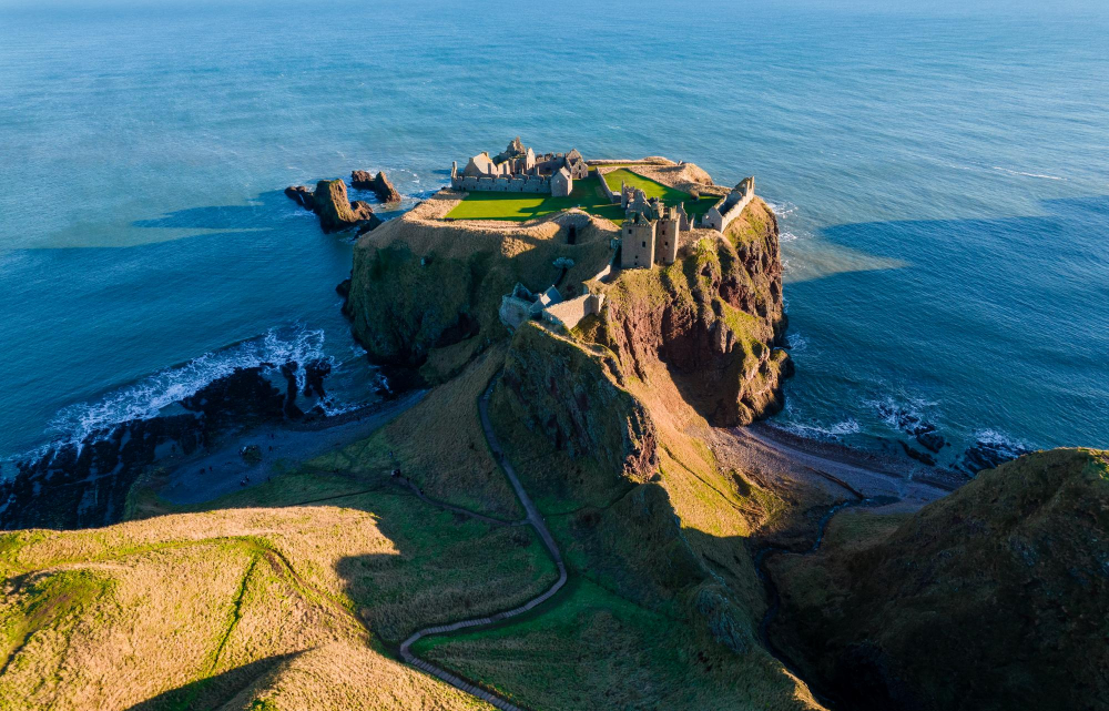 1785 Dunnottar Castle: The Legend of the Burning Church and a Dark Chapter in Scottish History