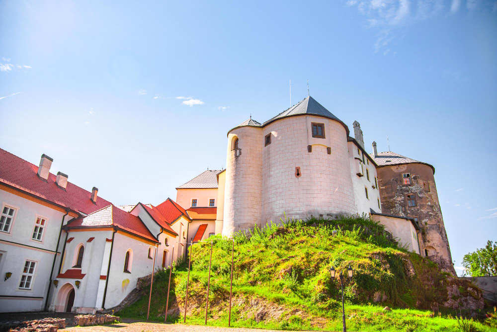 2120 The Mysterious History of the Korvinus Linden Tree: A Living Testament to Ľupča Castle